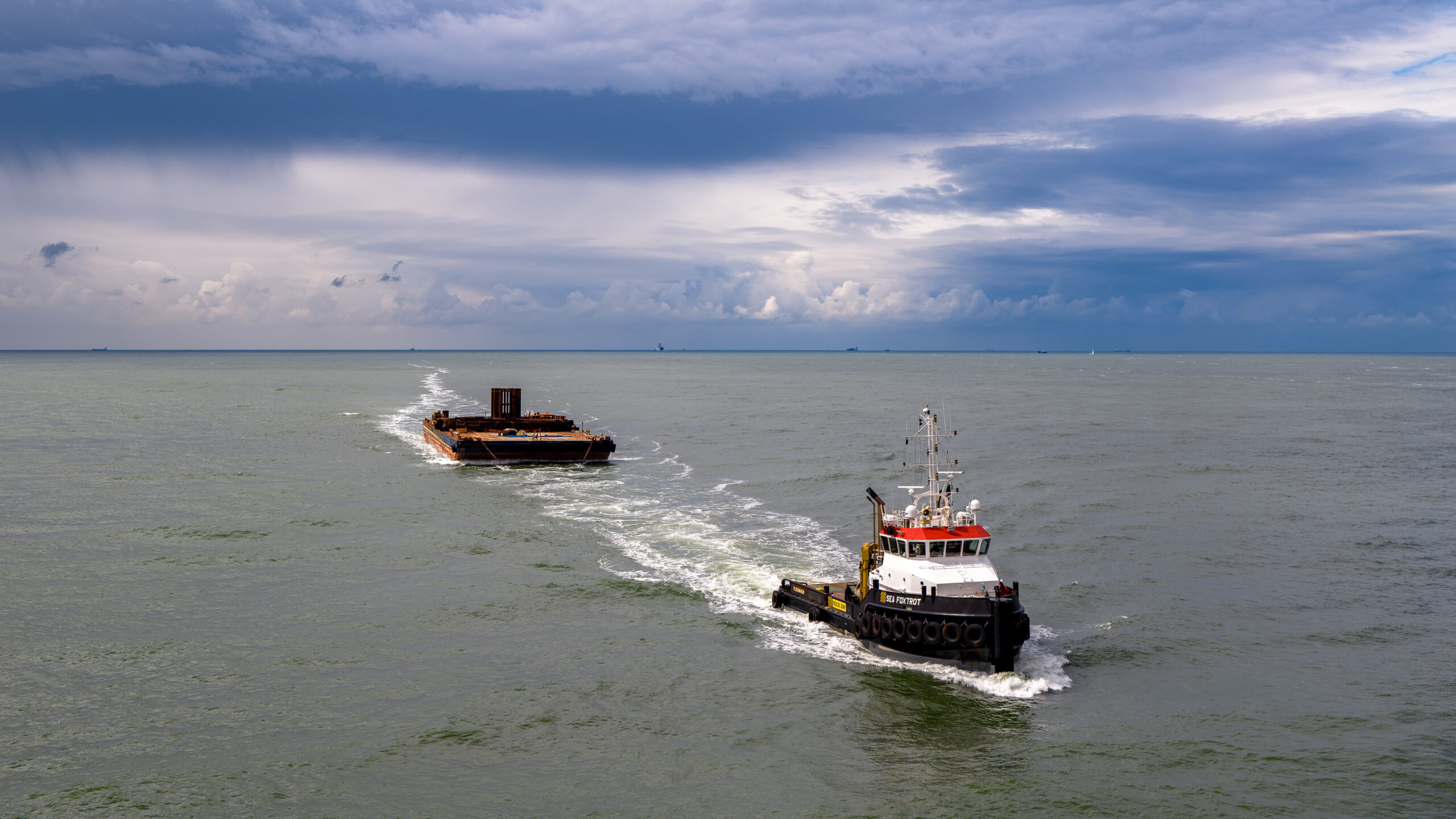 EuroTug Neptune Foxtrot towing a barge